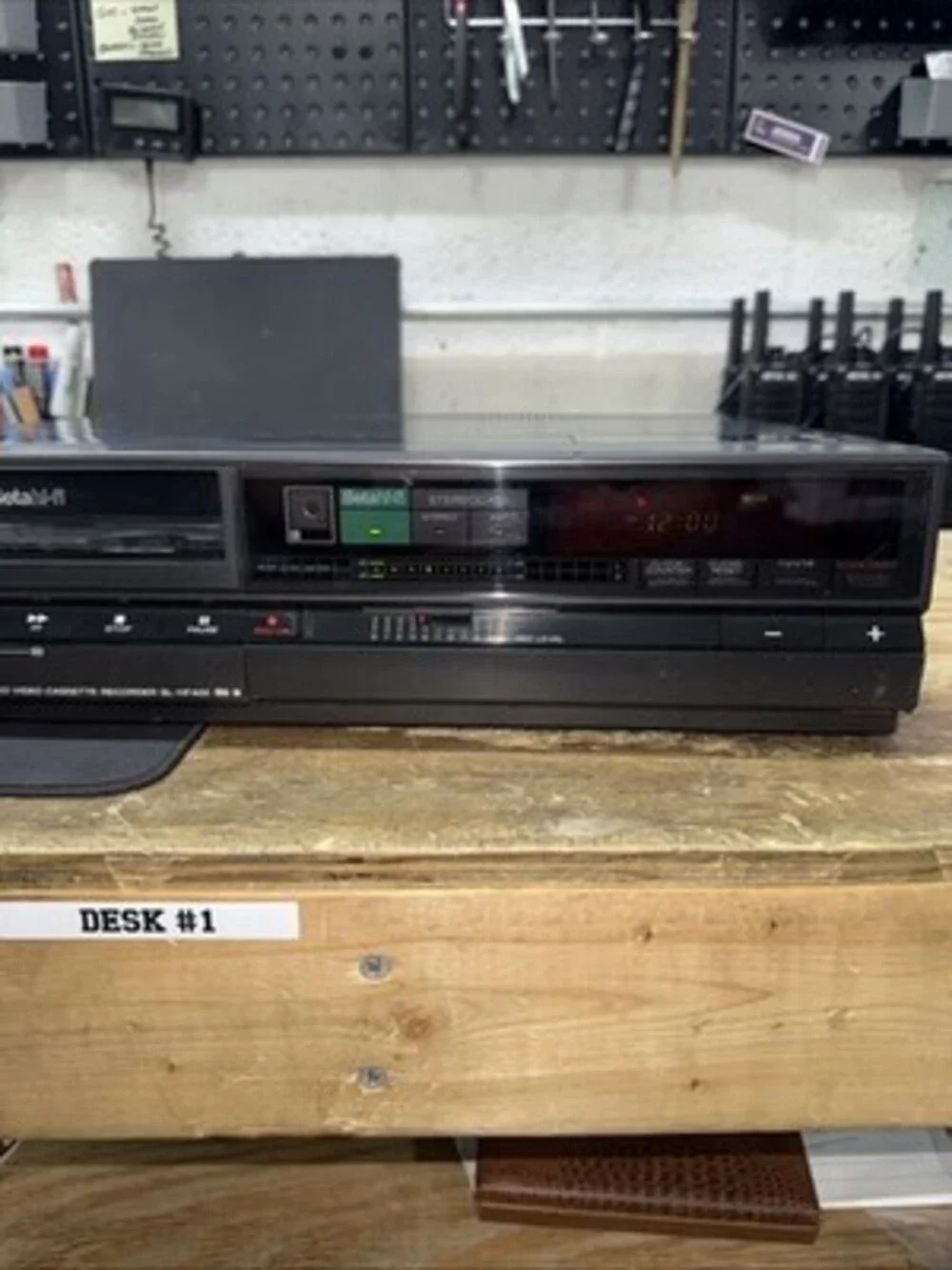 Sony SL-HF400 Betamax Super Beta Hi-Fi VCR Player RCA Video - POWERED ON - READ